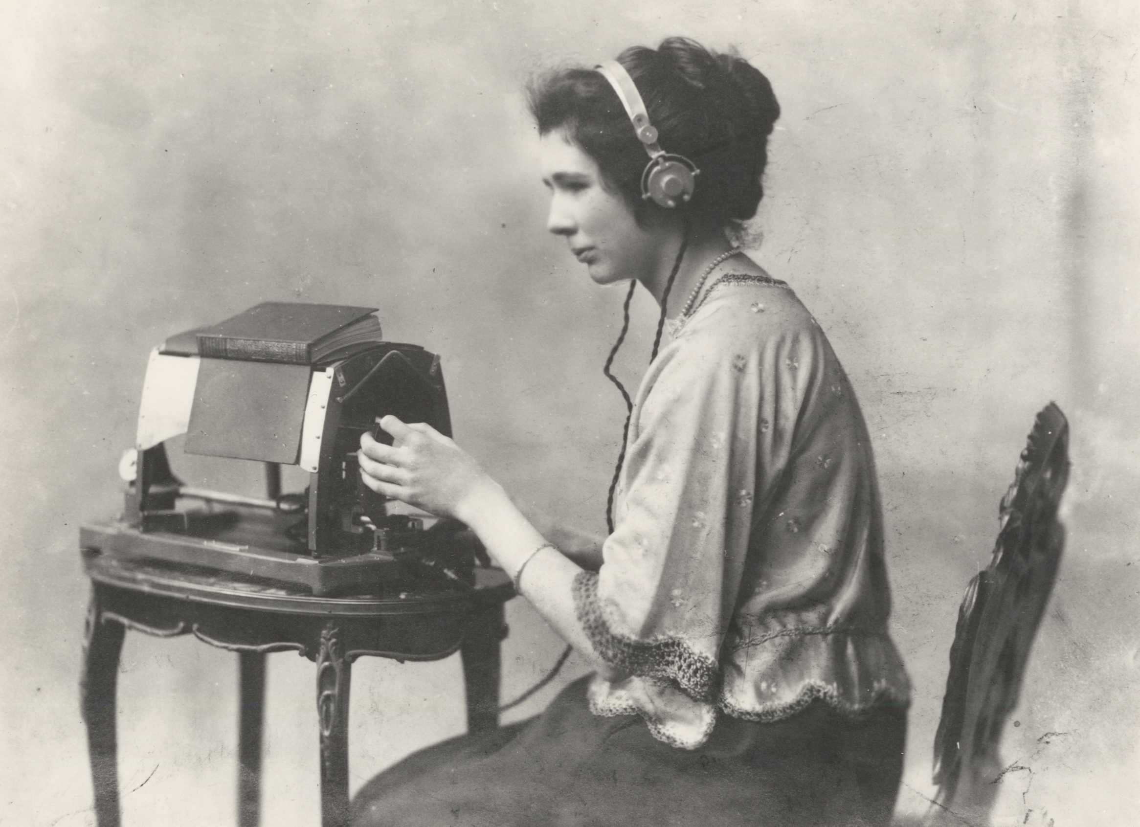 Figure 2: Mary Jameson reading Anthony Trollope’s The Warden on an optophone, ca. 1921, care of Blind Veterans UK