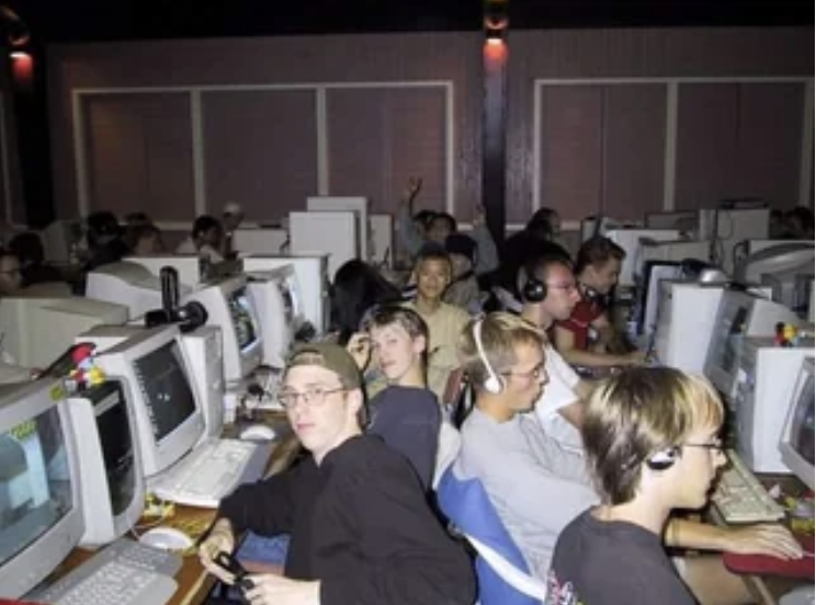 An illustrative photo from Reddit showing a group of teenagers at a 2000s LAN gaming gathering.
